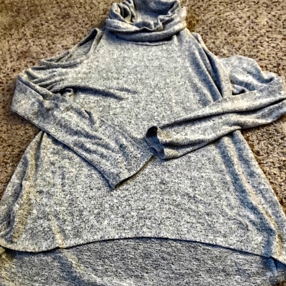 Cold shoulder top - Picture 1 of 2